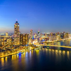 Rotterdam in de avond bij de Erasmusbrug over de Maas van Sjoerd van der Wal Fotografie
