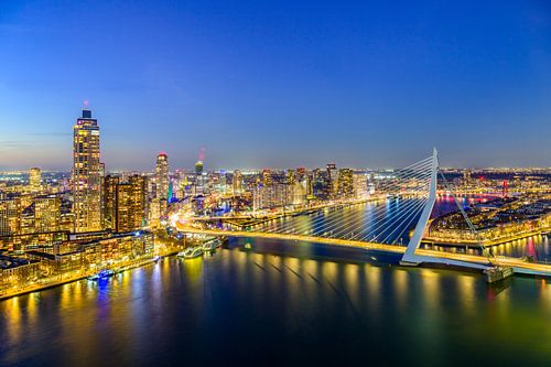 Rotterdam in de avond bij de Erasmusbrug over de Nieuwe Maas