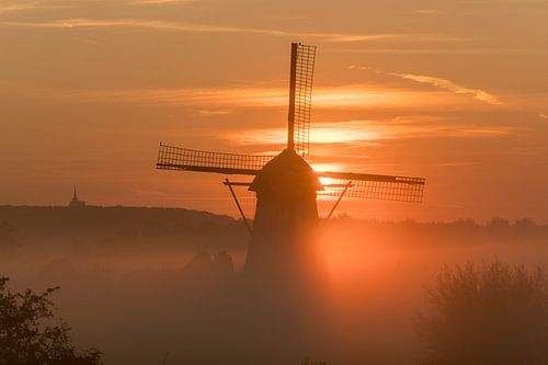 Een mistige ochtend bij De Marsch(molen) in Lienden, Betuwe