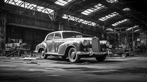 Ein Schwarz-Weiß-Foto eines alten Autos im Hangar