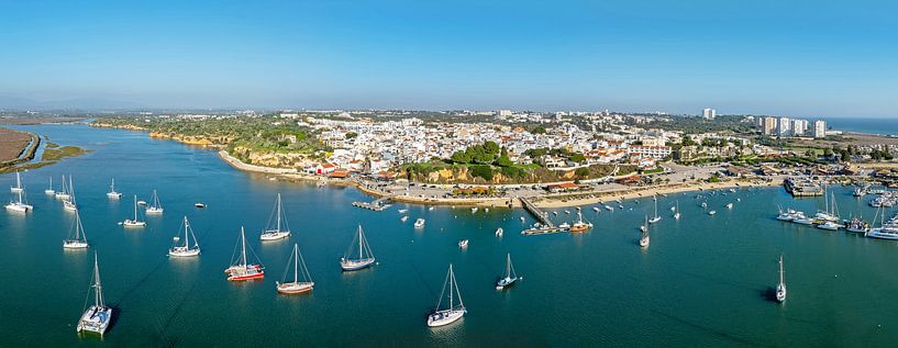 Panorama aérien de la ville traditionnelle d'Alvor sur la côte sud de l'Algarve au Portugal par Eye on You