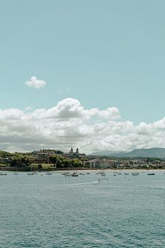 San Sebastian, een zeezicht op de haven en stad van Fotograaf Elise