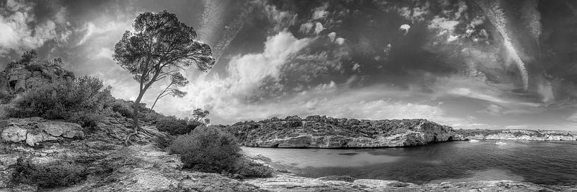 Küstenlandschaft mit Bucht auf Mallorca in schwarzweiß. von Manfred Voss, Schwarz-weiss Fotografie