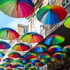 Parapluies suspendus avec arc-en-ciel à Lisbonne sur Roosmarijn Jongstra