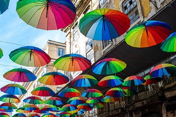 Hangende paraplus met regenbogen in Lissabon van Roosmarijn Jongstra