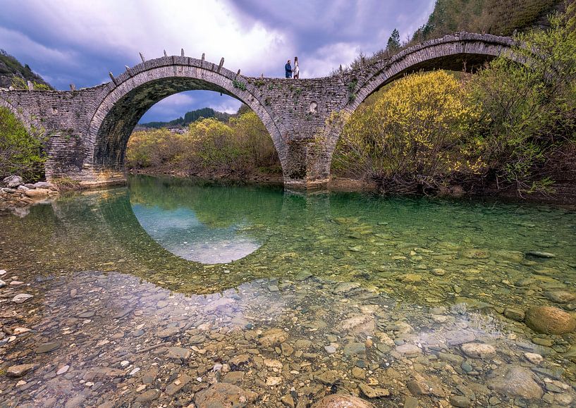 Die alte Steinbrücke von Plakida oder Kalogeriko von Zagori in der Region von Ioannina in Epirus Gri von Konstantinos Lagos