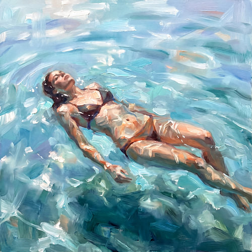 Eine Frau, die im Sommerlicht auf dem Wasser treibt