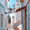 Typische griechische Straße in der Altstadt von Vathy (Samos-Stadt) von Angelique van Esch