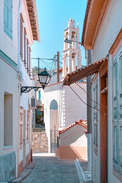 Typisch Grieks straatje in het oude gedeelte van Vathy (Samos-stad) van Angelique van Esch