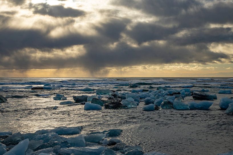 Landscape in Iceland, Jökulsárlón and Diamond Beach by Gert Hilbink