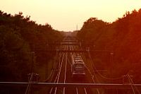 Trein van de Nederlandse Spoorwegen tijdens zonsondergang