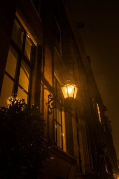Amsterdams grachtenpand bij nacht van Jeroen Stel