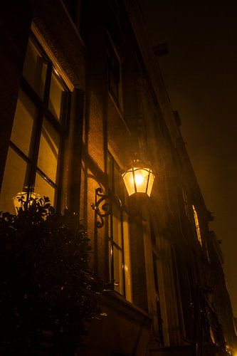 Amsterdams grachtenpand bij nacht
