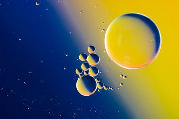Planeten - Abstracte macrofoto van oliebubbels in water