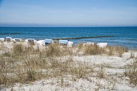 Op het Oostzeestrand met duinen van Martin Köbsch