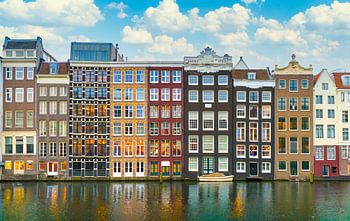 het Damrak in amsterdam