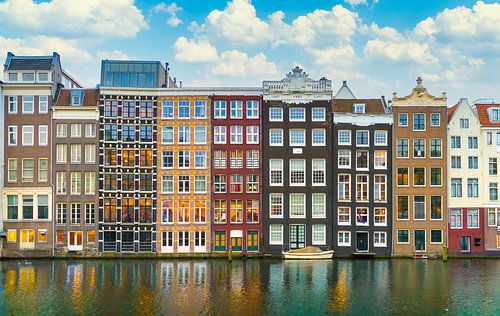 der damrak in amsterdam