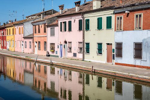 Maisons colorées à Comacchio sur Hanneke Luit