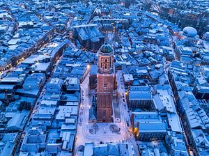 Zwolle Peperbus Kirchturm während eines kalten Wintersonnenaufgangs