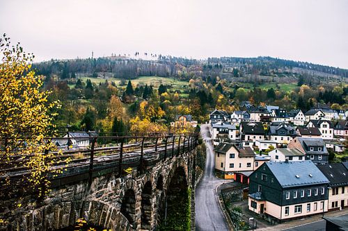 Gräfentahl historique avec pont de pierre - Décoration murale automnale pour un intérieur confortable sur Elianne van Turennout