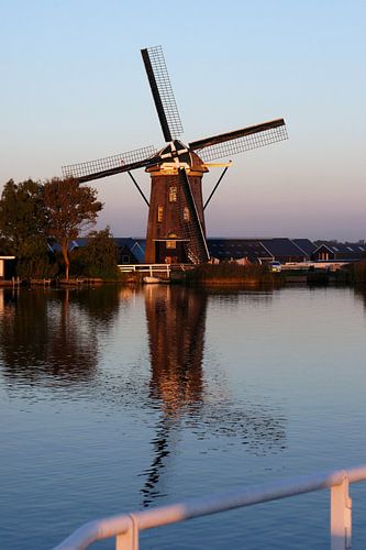 Nederlandse molen met weerspiegeling