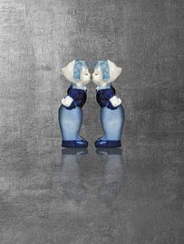 Delft blue kissing couple. Women in trousers, silver. by Mijke Konijn