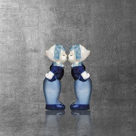 Delfts blauw kussend paar. Vrouwen in broek, zilver. van Mijke Konijn