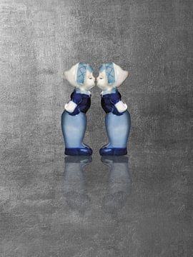 Delfts blauw kussend paar. Vrouwen in broek, zilver. van Mijke Konijn