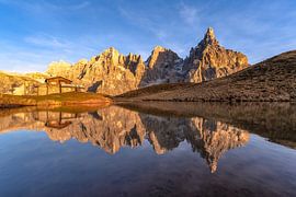 Zonsondergang bij Passo Rolle - Dolomieten - Italië van Achim Thomae Photography