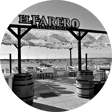 Visrestaurant aan de oude haven in Novo Sancti Petri - monochroom