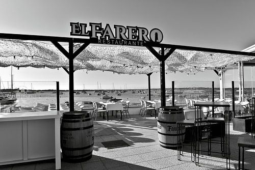 Visrestaurant aan de oude haven in Novo Sancti Petri - monochroom