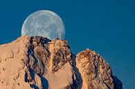 Maan achter de Zugspitze van Andreas Müller thumbnail