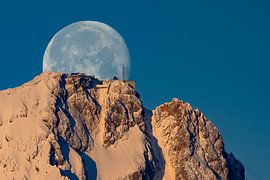 Moon behind the Zugspitze