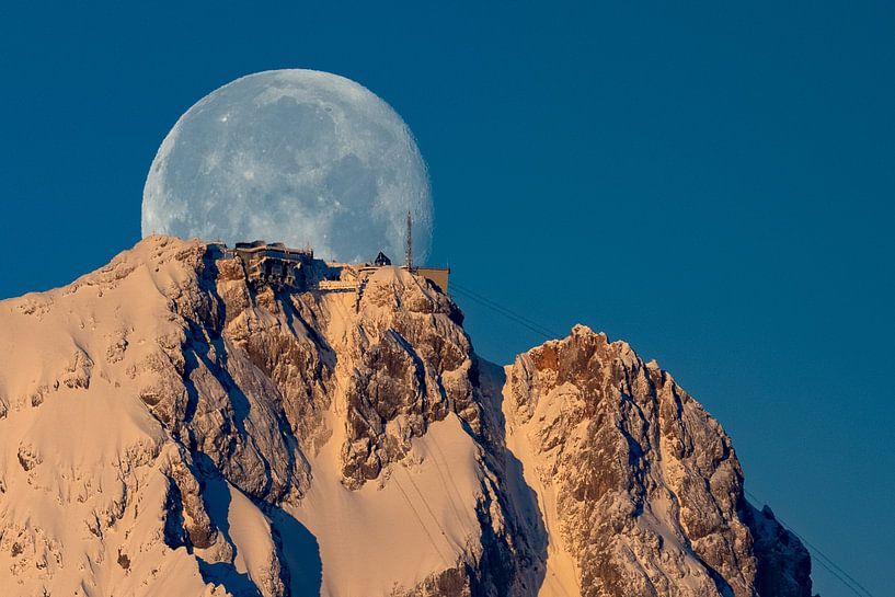 Maan achter de Zugspitze van Andreas Müller