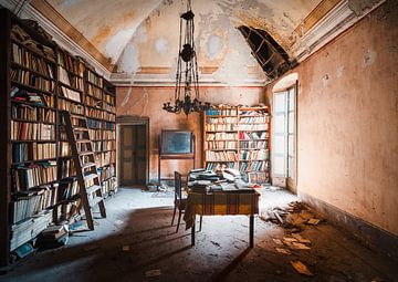 Verlaten Bibliotheek in Italiaanse Villa. van Roman Robroek