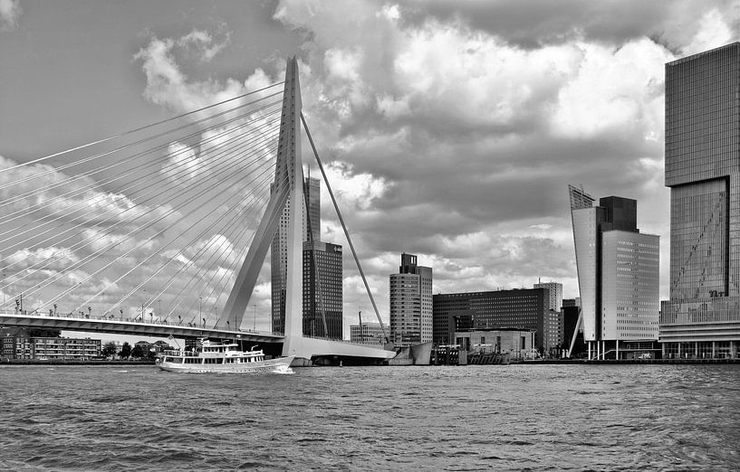 Rotterdam-Schip bij Erasmusbrug-z.w. van Leo Huijzer
