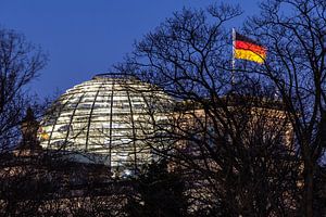 Berlin - Kuppel des Reichstagsgebäudes mit deutscher Fahne