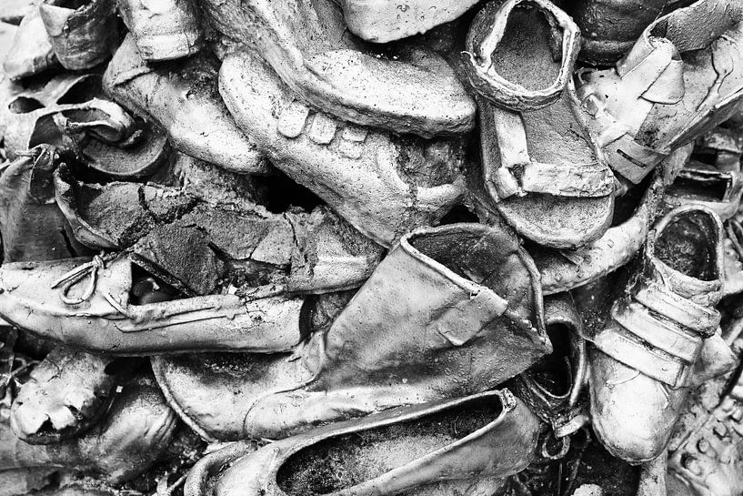 Stapel schoenen in Groningen (zwart-wit) van Evert Jan Luchies