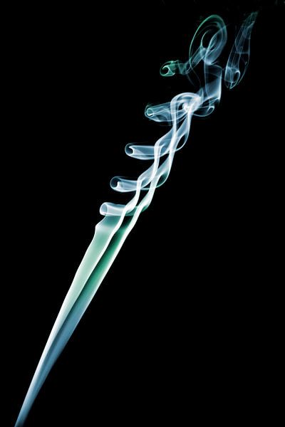 Gekleurde rook tegen een zwarte achtergrond  by Liesbeth van Asseldonk