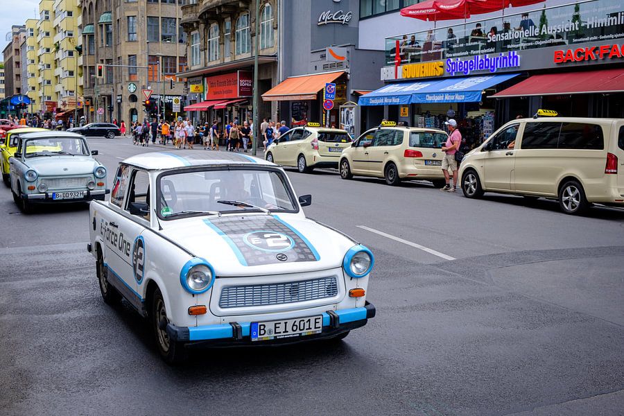 Electrische Trabant bij Checkpoint Charlie in Berlijn