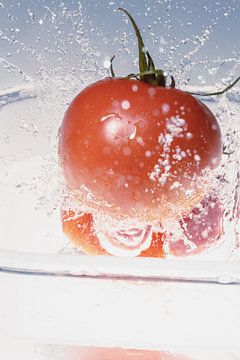 Tomaten vallen in het water 2 van Marc Heiligenstein