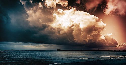 Aan de kust van het schiereiland Hel in de zomer vlak voor een onweersbui