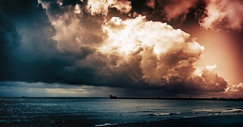 An der Küste der Halbinsel Hel im Sommer bei Gewitter von Jakob Baranowski - Photography - Video - Photoshop