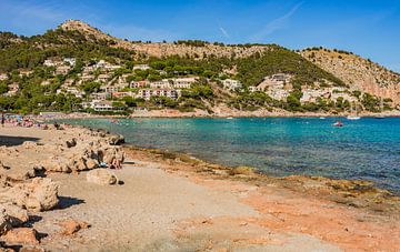 Blick auf den Strand von Canyamel auf der Insel Mallorca, Spanien Balearische Inseln von Alex Winter