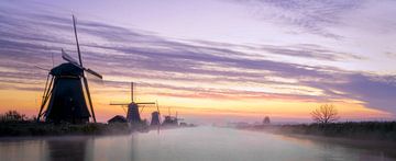 Kinderdijk Sonnenaufgang mit Nebel von Roy Poots