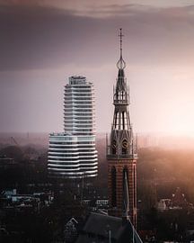 Ville de contrastes (bâtiment DUO, cathédrale Saint-Joseph, Groningue) sur Harmen van der Vaart