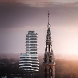Stad van contrasten (DUO gebouw, Sint Jozefkathedraal, Groningen) van Harmen van der Vaart