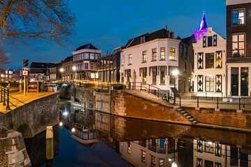 Huizen en cafe's langs de waterrand in Schiedam waarbij de kerk roze is gemaakt voor de zorg in deze van Jolanda Aalbers