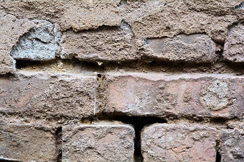 vervallen bakstenen gevel