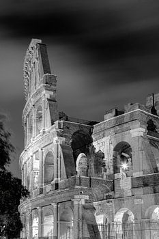 Kolosseum in Rom Italien bei Nacht monochrom